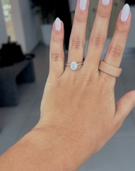 Set de uñas terminado en tono nude sobre la mano de una clienta
