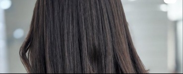 Cabello largo y liso visto desde atrás después del secado