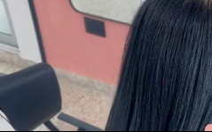 Secado de cabello en el sillón del salón