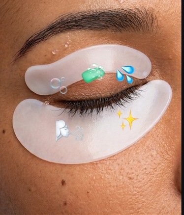 Detalle de un tratamiento de contorno de ojos con parches en Mallia Beauty Salon