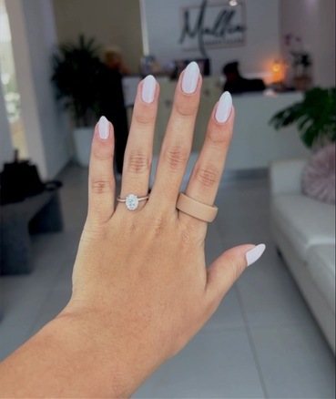 Interior de Mallia Beauty Salon con un set de uñas terminado en primer plano